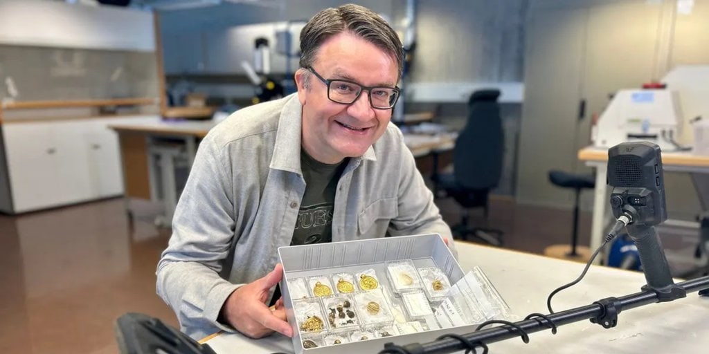 Metal Detectorist Erlend Bore Found 1,500-Year-Old Gold Jewelry